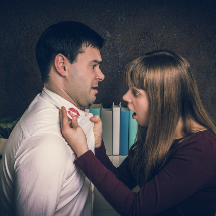 Vrouw ontdekt dat de man een minnares heeft